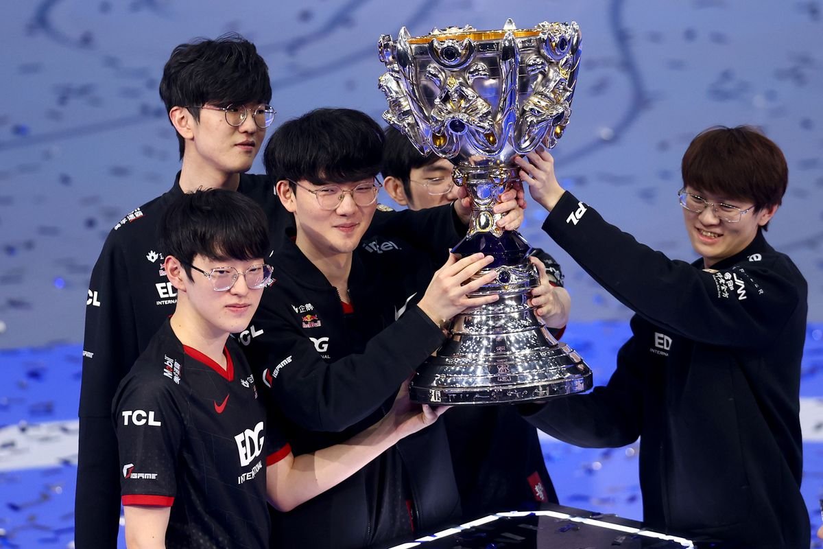 REYKJAVIK, ICELAND - NOVEMBER 6: EDward Gaming celebrates with a Trophy lift on stage after winning the League of Legends World Championship Finals on November 6, 2021 in Reykjavik, Iceland. (Photo by Clive Rose/Riot Games Inc. via Getty Images)