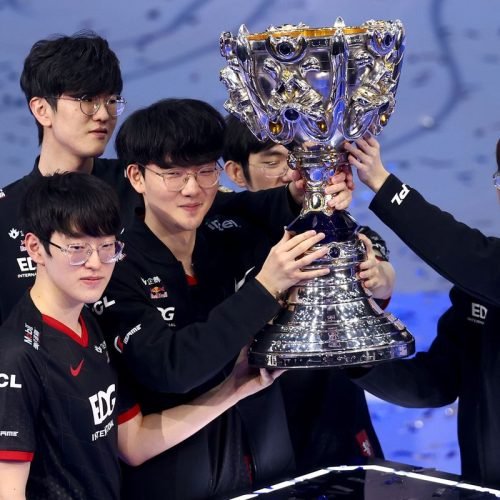REYKJAVIK, ICELAND - NOVEMBER 6: EDward Gaming celebrates with a Trophy lift on stage after winning the League of Legends World Championship Finals on November 6, 2021 in Reykjavik, Iceland. (Photo by Clive Rose/Riot Games Inc. via Getty Images)